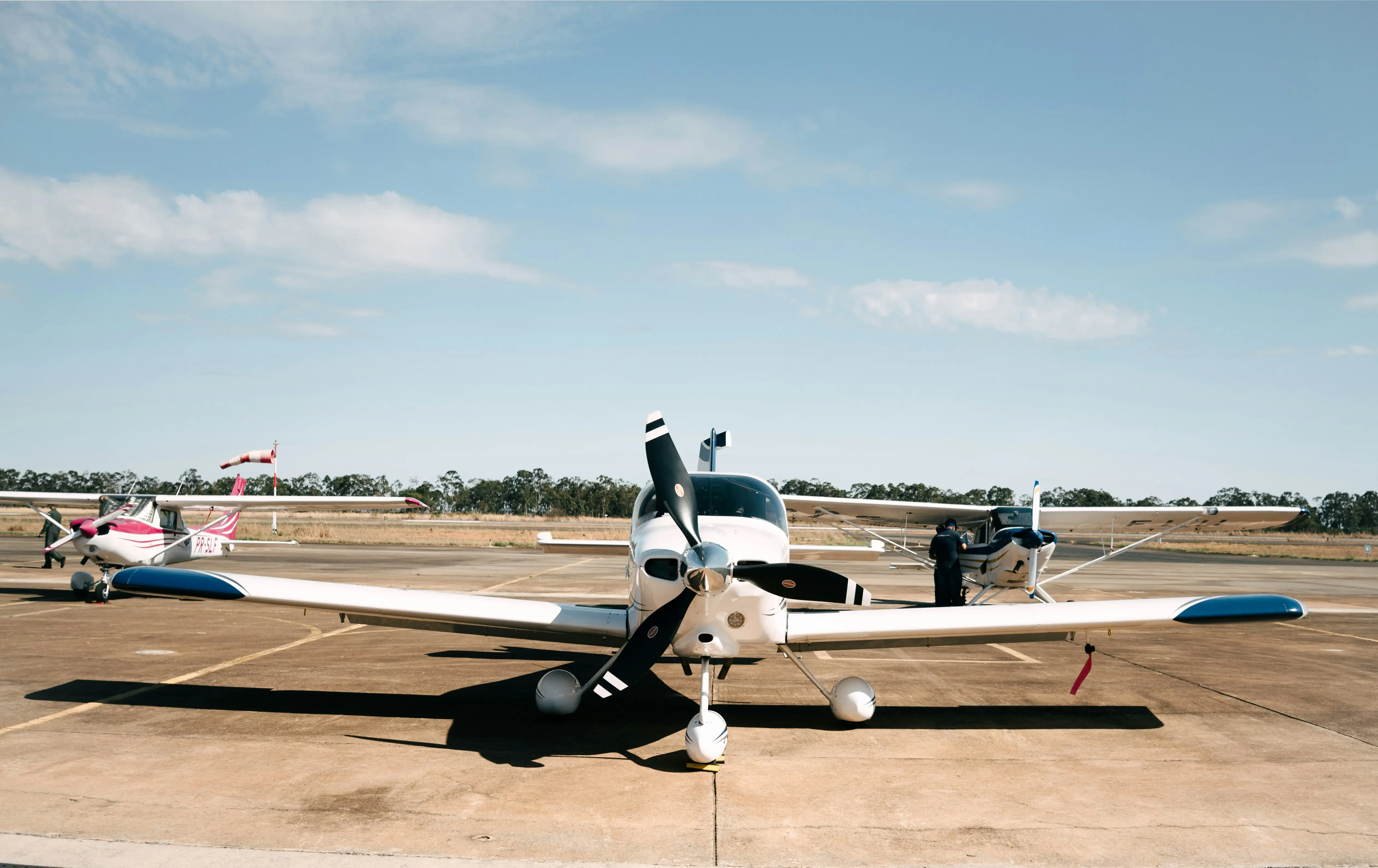 Aircraft exterior by Eliezer Fernandes